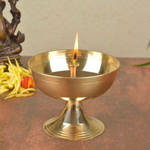 Paire de lampes Diya classiques en laiton avec ornement arrière détaillé, support de lampe à huile multi-mèches pour Puja, décoration de temple et aménagement festif - Product Image 3