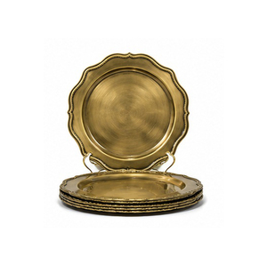 Assiette de service ronde en métal, design vintage or massif, finition polie, vaisselle de fête - Product Image 1