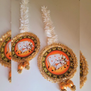 Hermosa Decoración de Pared con Diseño Pichwai, Guirnalda Floral Hecha a Mano, Decoración Tradicional India para el Hogar, 20-22 Pulgadas, Tela, para Bodas y Festivales - Product Image 3