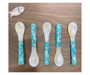 Cuillère élégante en forme de coquille, conçue spécifiquement pour la dégustation du caviar et les présentations de table haut de gamme. - Product Image 4