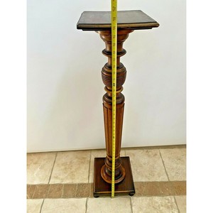 Support de plante carré en teck doré fait à la main |   Design traditionnel sculpté et orné 30x30x18 cm pour usage extérieur, vente en gros - Product Image 1