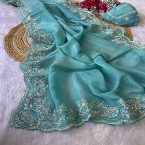 VASTRA COTTAGE Saree Premium Verde Pastel Suave y Texturizado con Bordado Intenso y Borde con Corte Festoneado - Product Image 4