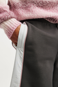 Shorts en coton pour femmes, impression de logo personnalisée sur le devant, shorts d'été pour femmes en vente en ligne, shorts d'été pour femmes en gros - Product Image 6