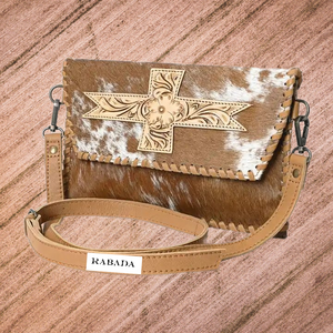 Sac à bandoulière fait à la main en forme de croix avec patch de créateur sur le dessus avec sangles assorties à l'arrière en cuir pleine fleur - Product Image 5