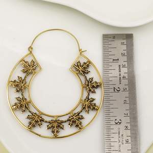 Boucles d'oreilles créoles en laiton plaqué or Sunil Jain, motif végétal, style bohème, bijoux de mode pour femmes du Rajasthan - Product Image 6