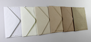 Carte artisanale colorée 250 g/m² à bords festonnés avec enveloppe assortie, papier recyclé fait main à partir de fibres de coton - Product Image 4
