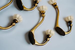 Ganchos Clásicos para Colgar en la Pared con Perillas de Cerámica, Acabado Dorado, Diseño Metálico Resistente para Almacenamiento de Ropa - Product Image 3
