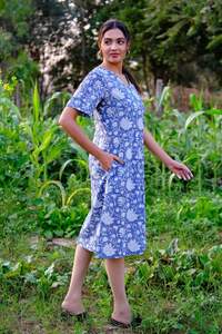 Vestido Maxi Casual de Mujer, Hecho a Mano, de Primera Calidad, con Estampado Floral Azul, Cuello en V, Manga Corta, Corte en A, con Bolsillos, a Precio de Mayoreo - Product Image 6