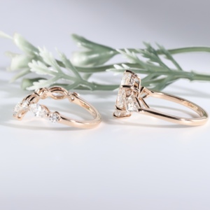 Ensemble de bagues en or rose avec diamants hexagonaux, diamants latéraux en forme de cerf-volant et marquise, diadème incurvé, alliance assortie en forme de V pour femme - Product Image 4