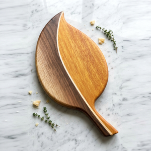 Planche à découper en bois en forme de feuille, élégante, avec un design contrasté bicolore et une poignée courbée raffinée. - Product Image 2