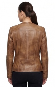 Chaqueta de cuero marrón para mujer al por mayor, sin cuello, cuello redondo, estilo motero, personalizada, desgastada, ajustada, proveedor de prendas de abrigo. - Product Image 3