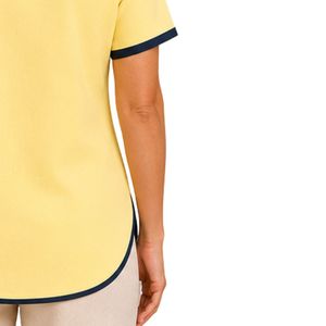 T-shirt asymétrique jaune citron pour femme, col en V, manches courtes, bordure contrastante marine, broderie florale, détails boutonnés, style décontracté, vente en gros - Product Image 6