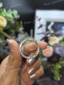 Anillo de Eternidad de Lujo con Moissanita Corte Baguette, Plata de Ley 925, Borde Milgrain, Diseño Geométrico Calado, Anillo de Boda - Product Image 3