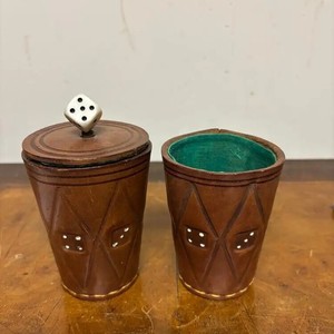 Gobelet et boîte à dés cylindriques de luxe en cuir véritable avec tamis manuel et gobelet coloré (100 pièces/boîte) pour jeux de bar KTV - Product Image 1