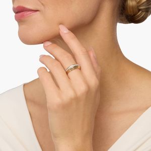 Bague en or jaune sertie de diamants gradués et bombés - Product Image 2