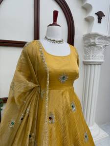 Robe en soie Salsa avec dupatta, entièrement cousue, prête à porter, ornée de magnifiques broderies de fils et de sequins, et de pierres, par un créateur. - Product Image 5