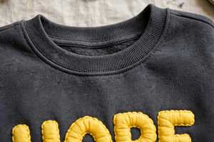 Sweat-shirt oversize en molleton de coton pour femme avec lettres « Hope » jaunes matelassées anti-boulochage et arc-en-ciel brodé - Product Image 4