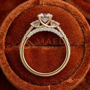Elegante Anillo de Moissanita Redonda con Tríptico de Piedras Laterales y Tallo Pavé, Anillo de Compromiso de Oro Sólido de 18K para Ella, Anillo de Diamantes - Product Image 2