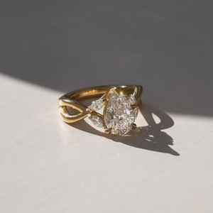 Bague en or 14 carats massif, design feuille, diamant de laboratoire taille poire, inspirée de la nature, pour femme, cadeau de mariage ou de fête pour partenaire - Product Image 4