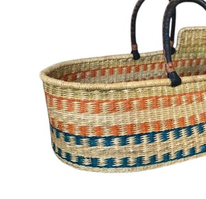Cesta cambiador de mimbre artesanal con diseño naranja y azul oscuro, integrada con cesta cambiador de ratán para bebé y correas. - Product Image 4