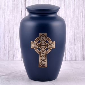 Urna Funeraria de Latón con Cruz Celta Negra y Dorada, Acabado Mate, para Cenizas Humanas, Recuerdo Funerario y Entierro - Product Image 2