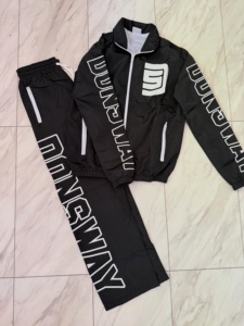 Conjunto de chándal cortavientos personalizado con cremallera completa y forro de malla, con cremalleras frontales blancas de alto contraste - Product Image 3