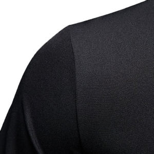 T-shirt pour homme en tissu tissé noir uni avec bordure contrastée blanche, style décontracté - Product Image 4
