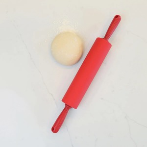 Rouleau à pâtisserie en bois rouge pour roti, chapati, pizza, paratha et la pâtisserie quotidienne en cuisine, avec une finition lisse et une prise en main confortable - Product Image 1