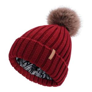 Bonnet d'hiver personnalisé avec logo, doublure en satin, bonnet côtelé en tricot avec pompon en fausse fourrure de renard, imprimé bandana, doublure en soie, bonnet de ski chaud - Product Image 1