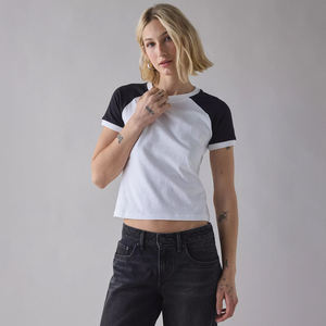 Camiseta Corta de Mujer con Manga Raglán y Ribete en Contraste, 100% Algodón, Ajuste Ceñido, Estilo Baby Tee, Venta al por Mayor, Personalizable, Top Corto Streetwear - Product Image 5