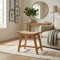 Tabourets de spa écologiques modernes, structure en teck massif, assise courbée en rotin tressé artisanal, meubles d'appoint pour chambre d'hôtel