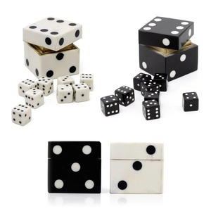 Nouvelle boîte à dés en résine au design original avec points noirs et cubes blancs, ensemble artisanal fait main pour jeux de société et décoration intérieure - Product Image 4