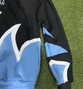 เสื้อฮู้ดดี้โอเวอร์ไซส์ผ้าฟลีซคอตตอน 100% สีครีมน้ำตาล ปักลายม้าคุณภาพสูง ดีไซน์แผงลายคลื่น ตกแต่งผ้าปะต่อหลากสี ขายส่ง - Product Image 6