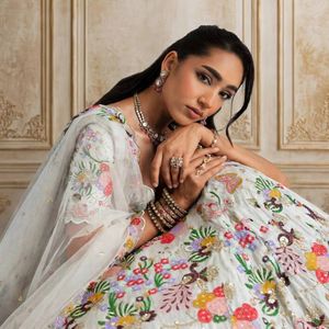 Conjunto de Lehenga Choli de seda premium con bordados y lentejuelas, incluye tela de 4 metros y tela Patta con blusa sin coser de Aarika Textile. - Product Image 4