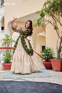Lehenga Crème en Coton Pur de Créateur avec Dentelle Rubanée et Volants Évasés - Blouse Fantaisie Brodée et Imprimée - Exportateur Indien - Product Image 5