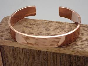 Bracelet manchette classique antique en cuivre pur fait main, gravé sur mesure, en métal massif, large et épais, bijou de guérison pour hommes et femmes - Product Image 2