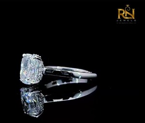 Anillo de compromiso de diamante cultivado en laboratorio de 3 CT con corte alargado tipo cojín, oro macizo, halo oculto tipo catedral, solitario, joyería fina de lujo - Product Image 2