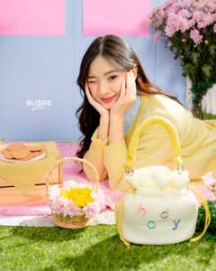 Sac seau mini tendance pour femme avec fermeture éclair, sac à bandoulière premium en tissu froissé avec sangle réglable pour le shopping et les activités de plein air - Product Image 3