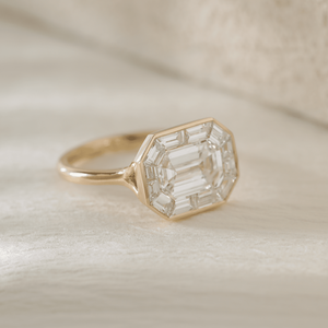 Anillo de Diamante Cultivado en Laboratorio con Corte Esmeralda de 2.5ct, Certificado IGI, con Halo Octogonal de Baguette, Engaste de Bisel en Oro Amarillo de 18K - Product Image 4