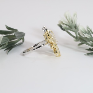 Anillo de compromiso Moi et Toi con zafiro amarillo y diamante radiante de corte pera blanco, banda de cóctel clásica abierta, joyería fina de lujo - Product Image 2