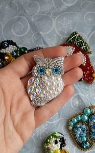 Broche brodée à la main contemporaine avec des perles de cristal fines et un design élégant, broderie de perles de mode haut de gamme - Product Image 4