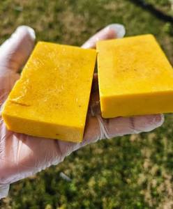 Jabón Artesanal Orgánico Natural de Cúrcuma y Ácido Kójico con Gránulos de Limón, Marca Privada OEM |   Hecho en Vietnam - Product Image 6