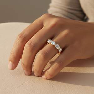 แหวนวงแหวนครบรอบห้าเม็ดทรงวงรี 3.00 กะรัต ตัวเรือนทองคำแท้ - Product Image 6