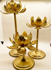 Support à bougie design lotus, élégant porte-bougie décoratif en métal pour la décoration de la maison, table de salon et usage festif, provenant d'Inde. - Product Image 6