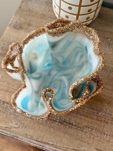 แจกันเรซิ่นสีขาวพร้อมลวดลายสีน้ำเงินและสีทอง - Product Image 2