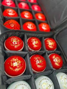 Pelota de Cricket de Primera Calidad Cosida a Mano, Grado A, Cuatro Piezas, Tamaño Adulto, 156 GM, Colores Malty, Logotipo Personalizado, Suministro de Fábrica - Product Image 2