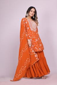 Ensemble Salwar Trois Pièces pour Femme : Kameez Court en Georgette Brodé, Sharara Fluide et Foulard à Broderie Dense - Product Image 5