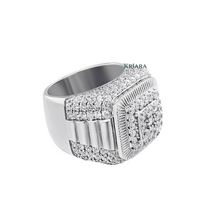 Bague signet pour homme en argent 925 avec diamants de laboratoire taille brillant rond pour un usage quotidien - Product Image 3