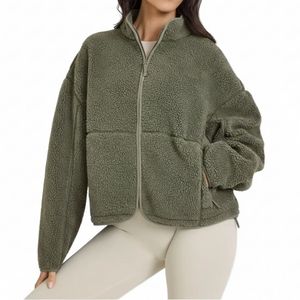เสื้อแจ็คเก็ตขนเฟลซเชอร์ปาสีน้ำตาลแบบครอป ซิปหน้า คอเต่า ทรงเข้ารูป ไหล่ตก สำหรับผู้หญิง ใส่ได้ในฤดูหนาว เหมาะกับกิจกรรมกลางแจ้ง - Product Image 6