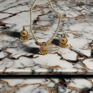 Conjunto de Joyería Tradicional Chapada en Oro con Colgante de Piedra Roja, Pendientes Jhumka, para Novia India, Boda, de Latón Moderno - Product Image 1